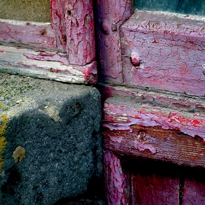 Elément de porte en bois rouge et seuil en pierre - France  - collection de photos clin d'oeil, catégorie portes